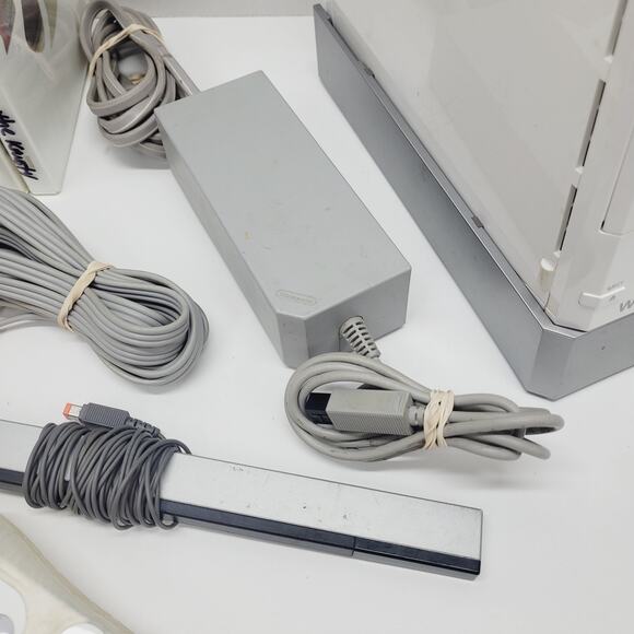 Nintendo Wii System Console (RVL-001) W/ Controller Cords 4 Family Games Tested - Picture 3 of 11